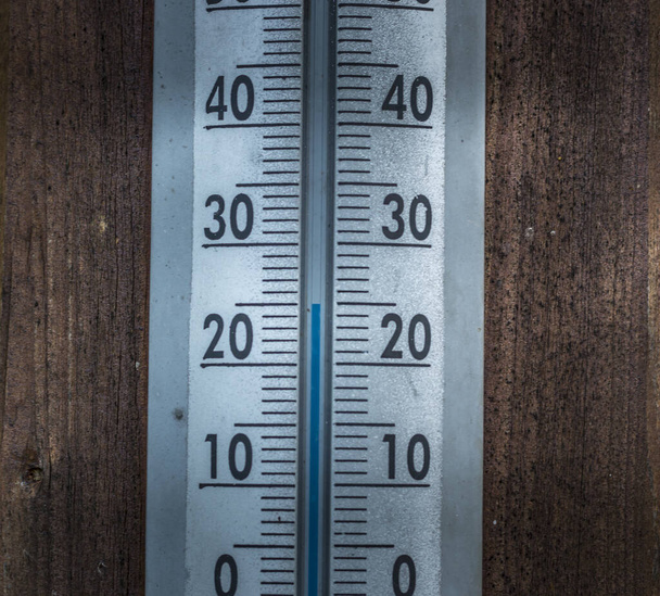 Termometr skalibrowany w stopniach Celsjusza na drewnianej ścianie, koncepcja światowego upału i pogody. - Zdjęcie, obraz
