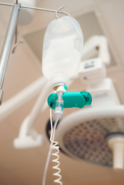 四病院の患者に適用する塩化ナトリウムを静脈内に含む流体.  - 写真・画像