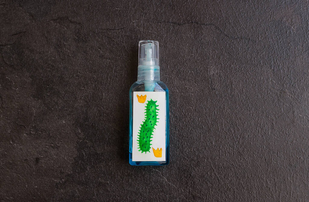 Антисептична пляшка для захисту від вірусу з етикеткою, намальованою дитиною
 - Фото, зображення