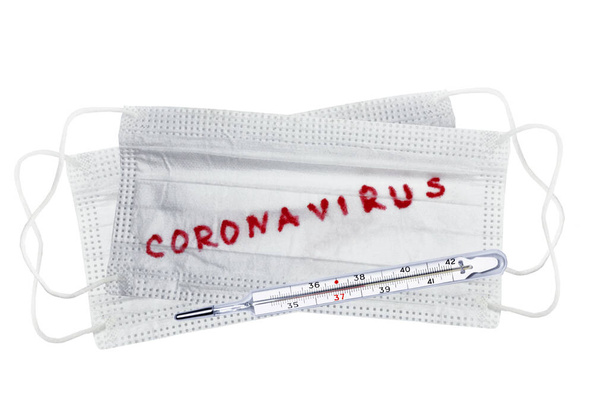 Termometre. Roman Coronavirus - 2019-NCoV, WUHAN virüs konsepti. Tıbbi maske, metin - Fotoğraf, Görsel