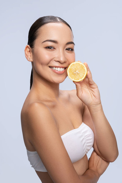 Jolie dame en bonne santé posant avec des fruits de citron
 - Photo, image