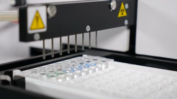 Automated DNA Processor real-time PCR cycler. PCR robotický stroj pro molekulární a genetický výzkum laboratoře. Záběry 4 k - Záběry, video
