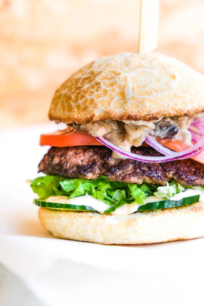 powerful burgers with juicy cutlets, fresh vegetables and crispy buns. - Valokuva, kuva