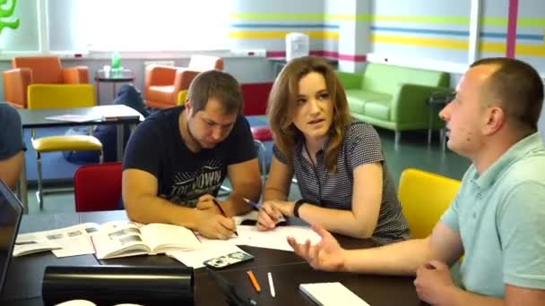 universiteitsstudenten groep studie samen voor te bereiden project notities maken - Video