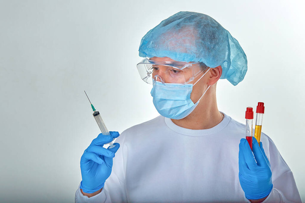 Doktor v masce provádějící krevní testy na koronavirus COVID19, HIV, ebolu nebo jinou nebezpečnou infekci. Lékařské zázemí, šablony, tapety. Koncept koronavirové choroby - Fotografie, Obrázek