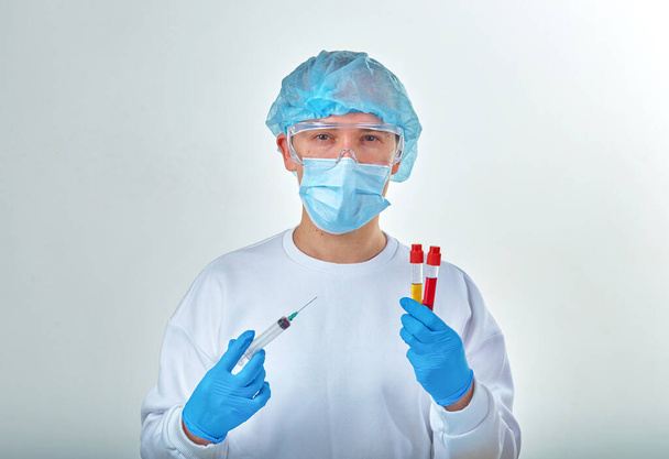 Lekarz w masce wykonujący badania krwi na obecność koronawirusa COVID19, HIV, ebola lub innego niebezpiecznego zakażenia. Tło medyczne, instrumenty, szablon, tapeta. Koncepcja choroby koronawirusowej - Zdjęcie, obraz