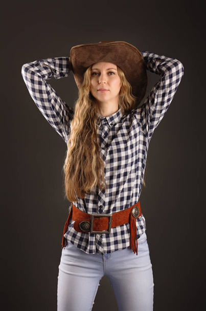 Cowboy hattu, sininen farkut, ruudullinen paita ja kaunis blondi studio muotokuva
 - Valokuva, kuva