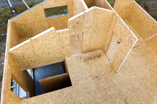 Új és modern moduláris ház építése. Falak készült kompozit fa korty panelek styrofoam szigetelés belsejében. Az energiahatékony otthoni koncepció új keretének kiépítése. - Fotó, kép