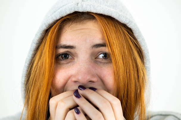 Detail portrét vystrašené mladé zrzky žena na sobě teplé mikiny svetr. - Fotografie, Obrázek