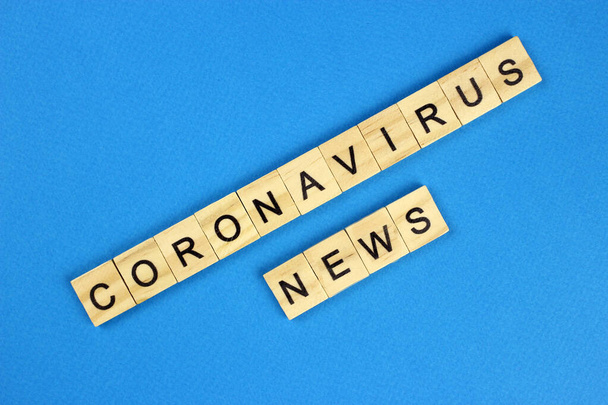 La inscripción coronavirus noticias sobre fondo azul. Infección peligrosa por gripe 2019-nCov
 - Foto, Imagen