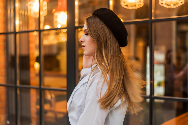 Headshot Portrait of teenage ginger girl wearing beret looking at camera. City cafe light background. Bright makeup. - Fotografie, Obrázek