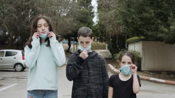 Coronavirus pandemic - kids wearing face masks to avoid contagion - Filmmaterial, Video