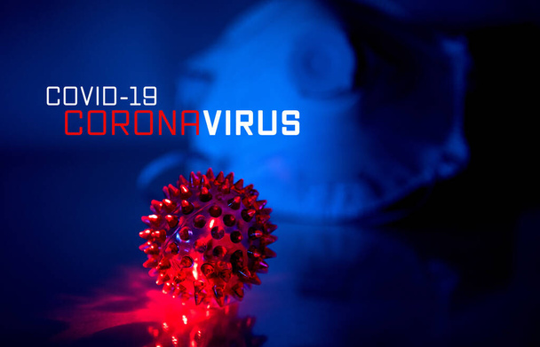 Corona Virus Concept: COVID-19, Corona Virus κείμενο σε μπλε φουτουριστικό φόντο και μάσκα προστασίας από ιούς - Φωτογραφία, εικόνα