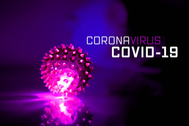 Corona vírus koncepció: COVID-19, Corona vírus szöveg kék futurisztikus háttérrel és vírusvédelmi maszk - Fotó, kép