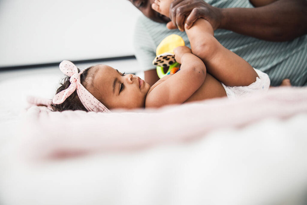 Afro-americano homem passar tempo com bebê filha
 - Foto, Imagem