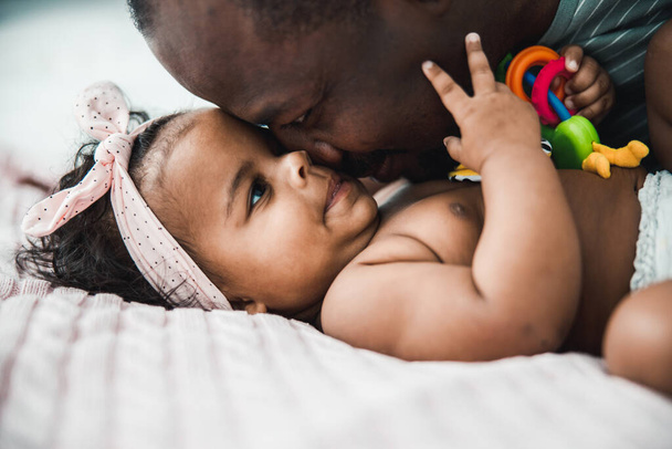 Afroamericano padre y bebé hija tocando narices
 - Foto, Imagen