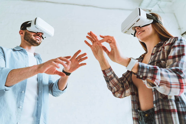 jong gelukkig paar hebben plezier met VR bril headset bril. - Foto, afbeelding
