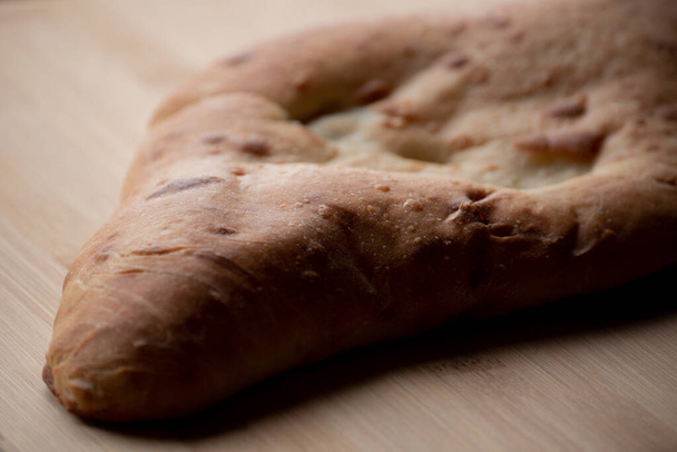 Пита хлеб на деревянной доске. Пита на доске. Фото еды, пита-хлеб, приготовленный на кефире. Здоровое питание. Дурумская мука
 - Фото, изображение