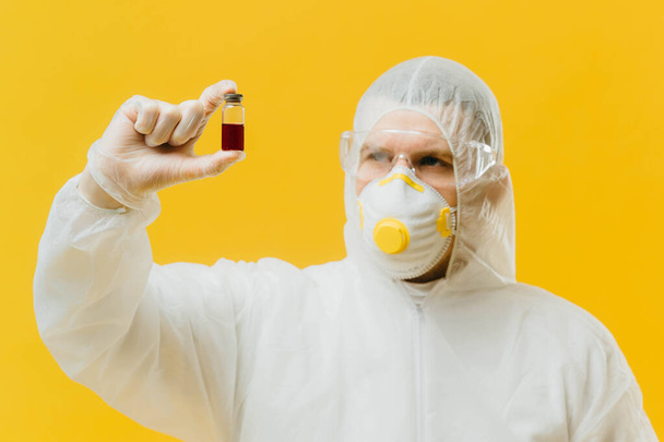 Эпидемиолог, проверяющий образец крови в трубке, разработку вирусной вакцины, лабораторию
 - Фото, изображение