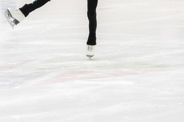 Άποψη των ποδιών skater σχήμα στην πρακτική πατινάζ σχήμα. - Φωτογραφία, εικόνα