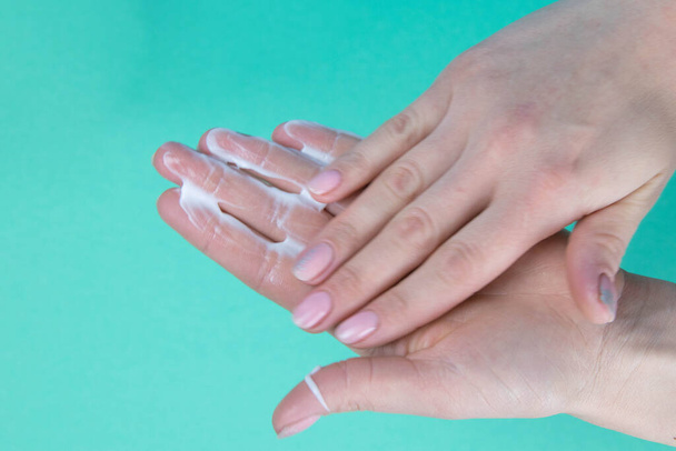 Le mani delle donne strofinano il gel disinfettante in mano. Vista dall'alto
 - Foto, immagini