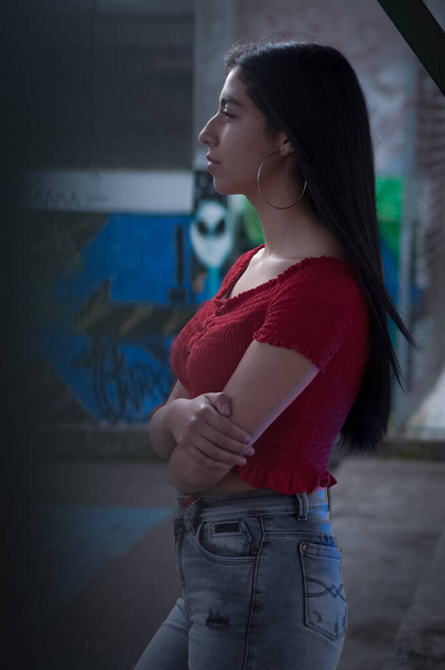 menina deprimida no meio de um parque com olhar triste com cabelo preto longo
 - Foto, Imagem