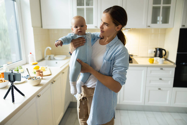 Happy woman enjoying time with her kid in the kitchen - Foto, immagini