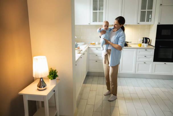 Sorrindo mulher aproveitando o tempo com seu filho na cozinha
 - Foto, Imagem