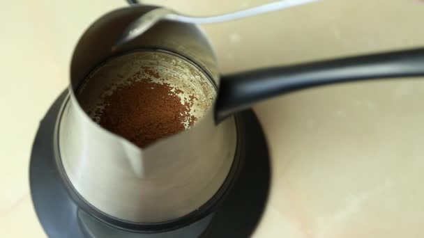 Keitän turkkilaista kahvia sähkökeittiössä. Kahvin lisääminen
 - Materiaali, video