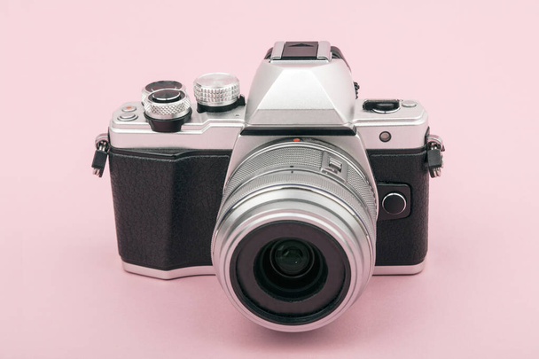 Mooie Fotocamera op roze achtergrond - Foto, afbeelding