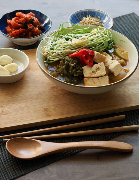 Азиатская еда на гриле тофу и соевый соус
 - Фото, изображение