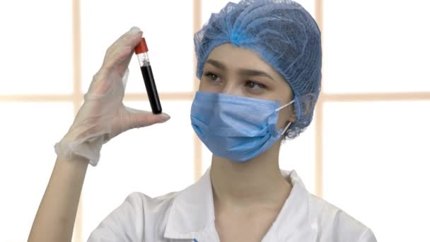 Orvos nővér kezében vérvizsgálati cső kapszula. - Felvétel, videó
