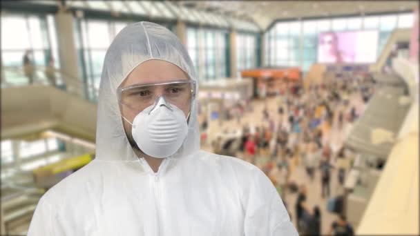 白い保護コートと呼吸マスクを着た男の肖像. - 映像、動画