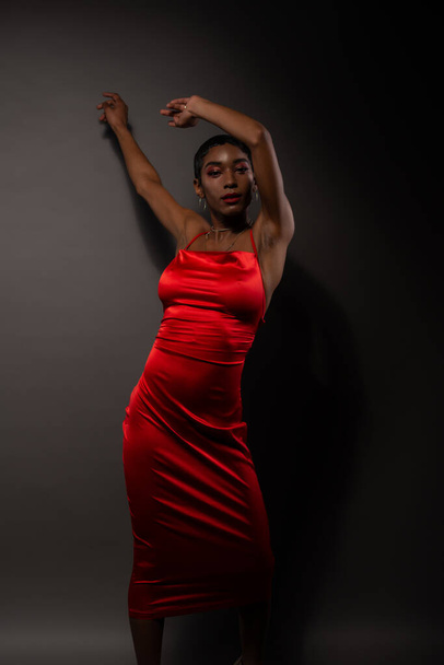 Karcsú fiatal afro-amerikai nő szűk piros ruhában - Fotó, kép