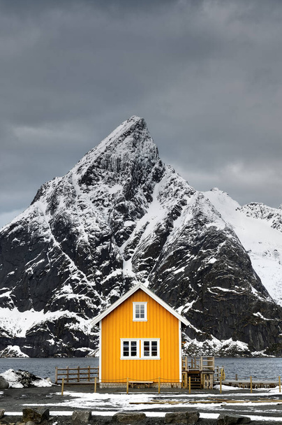 Casa en Noruega contra las montañas, Islas Lofoten, Noruega
 - Foto, imagen