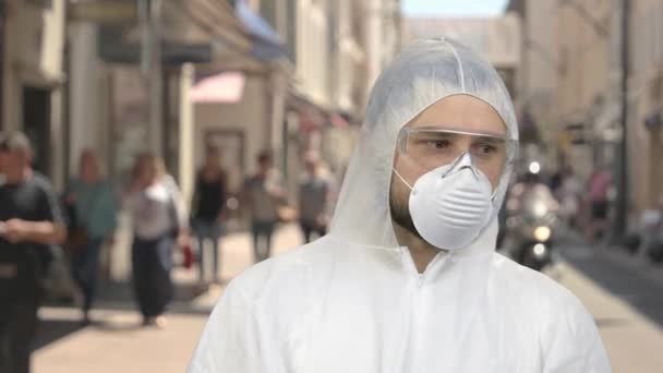 Portrait of a man in protective clothing standing downtown. - Séquence, vidéo