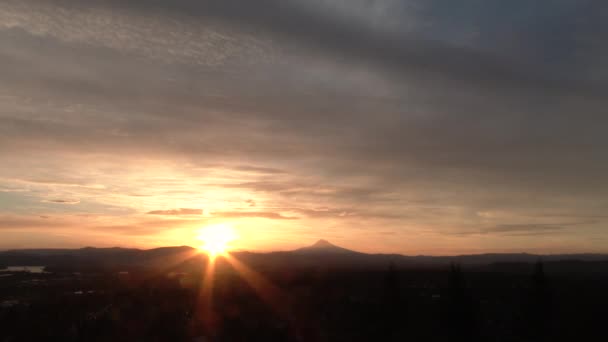 ポートランドオレゴン日の出、明るい輝くフード山の地平線で太陽との広い角度. - 映像、動画