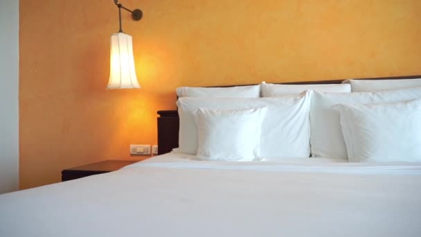 Branco travesseiro confortável na cama decoração interior do quarto - Filmagem, Vídeo