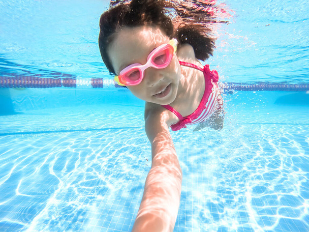 asiático chica disfrutar nadar con nadar gafas en el verano
 - Foto, Imagen