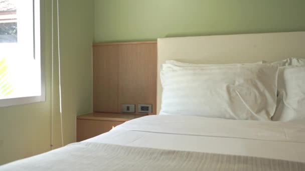 Biała wygodna poduszka na łóżku dekoracji wnętrza sypialni - Materiał filmowy, wideo
