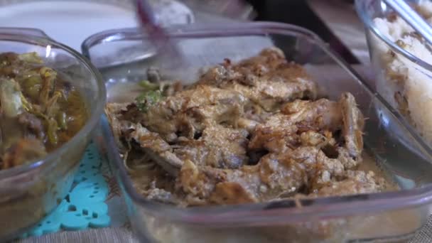 servir pollo indio al curry en la mesa, de cerca
  - Metraje, vídeo
