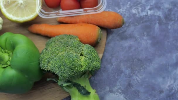top vie čerstvé zeleniny na sekací desce  - Záběry, video