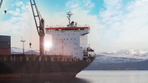 Контейнерний корабель розвантаження контейнера в Ушуайї на Dawn, Tierra del Fuego, Argentina.   - Кадри, відео
