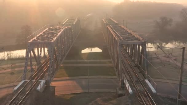 Un vuelo de drones sobre un tren que cruza un puente ferroviario
. - Metraje, vídeo