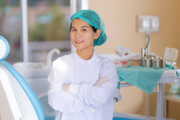 Donna dentista in piedi nello studio dentistico, concetto di assistenza sanitaria
 - Foto, immagini