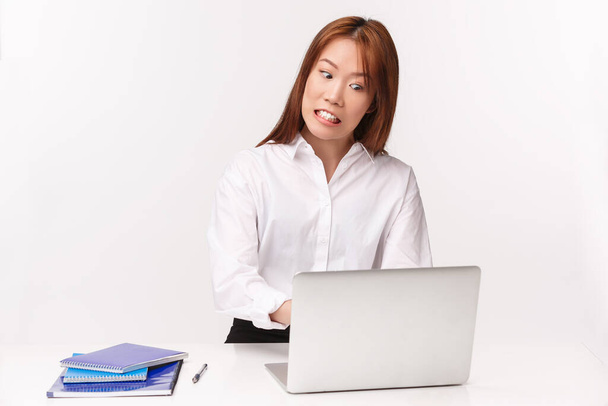 Koncepcja kariery, pracy i kobiet-przedsiębiorców. Close-up portret hardwoking pressured i napięty azjatycki kobieta szybki pisanie projektu na laptopie jak pośpiech wysłać raport przed upływem terminu - Zdjęcie, obraz