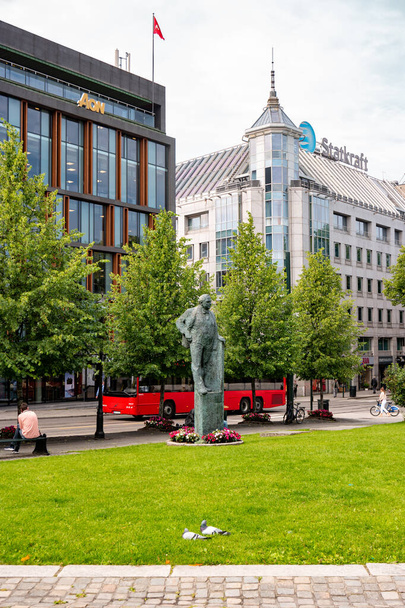 Oslo, Norway - June 24, 2019: Statue of Carl Joachim Hambro against the backdrop of cityscape of the center of the Norwegian capital. - Foto, Imagem