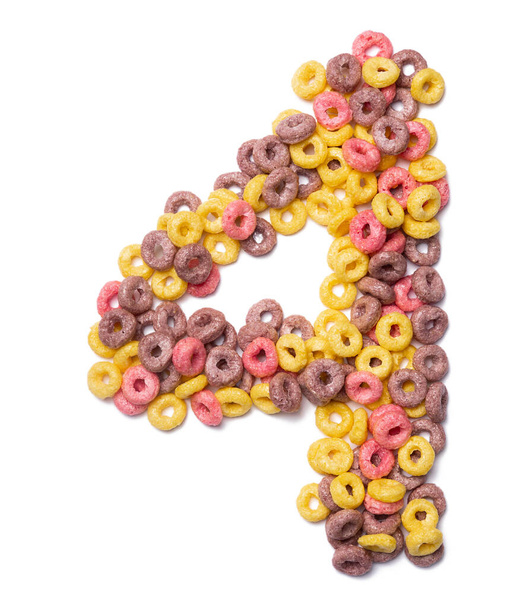 Arabská číslice "4" anglické abecedy z růžových vloček na bílém izolovaném pozadí. Vzor jídla ze sladkých cereálií. Světlá abeceda pro dětské obchody.    - Fotografie, Obrázek