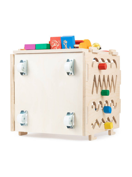 Drewniana deska przyjazna dla środowiska - zabawka edukacyjna dla niemowląt na białym, izolowanym tle, sortownik, kółka meblowe do przemieszczania zabawek - Zdjęcie, obraz