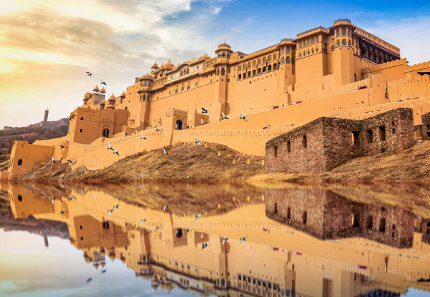 Amer Fort Jaipur Rajasthan veden heijastuksella. Unescon maailmanperintökohde
. - Valokuva, kuva
